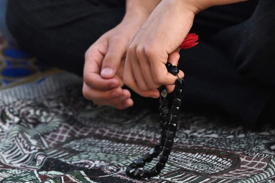 Верующие во время намаза у Московской соборной мечети по случаю праздника Курбан-байрам