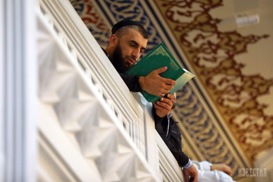 Верующие в Московской Соборной мечети в день праздника жертвоприношения Курбан-байрам