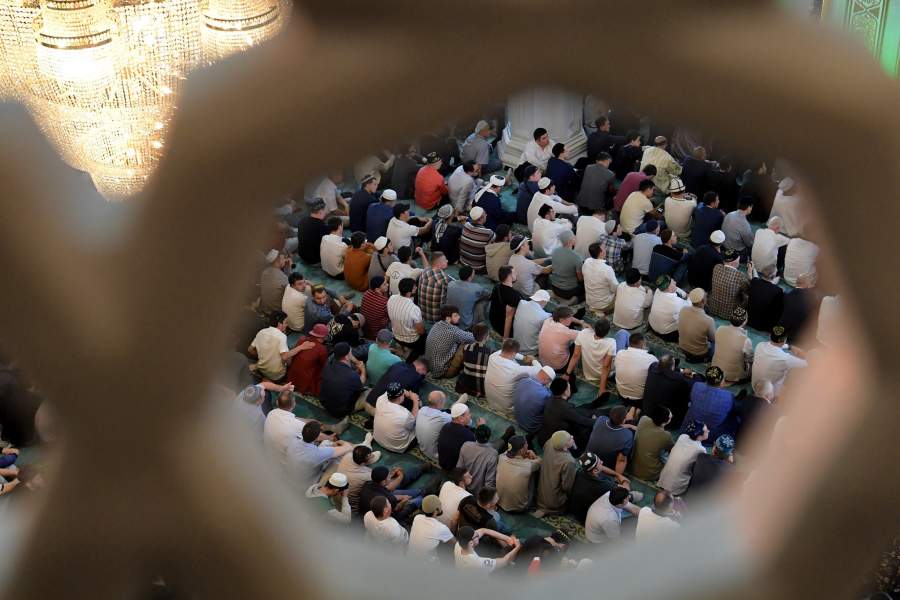 Верующие в Московской Соборной мечети в день праздника жертвоприношения Курбан-байрам