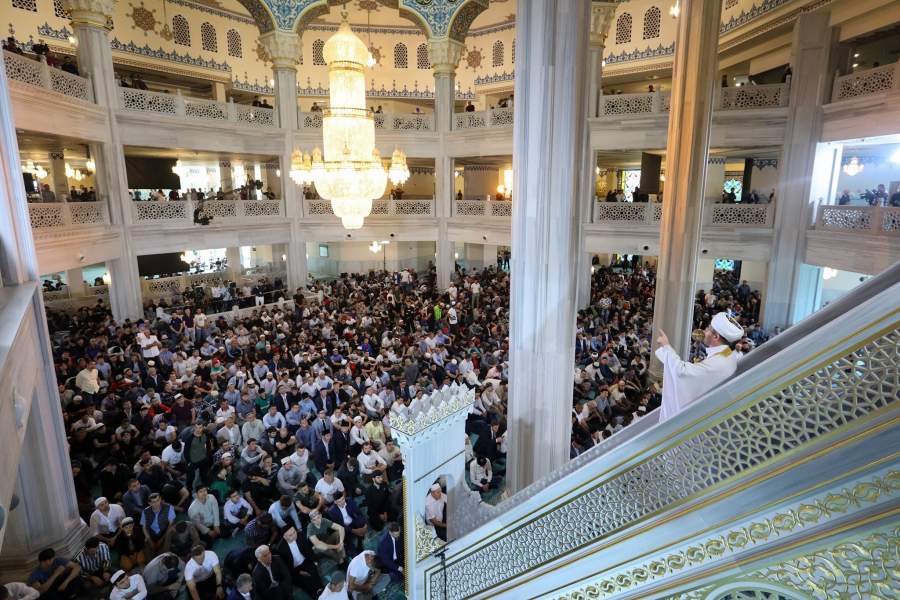 Верующие в Московской Соборной мечети в день праздника жертвоприношения Курбан-байрам