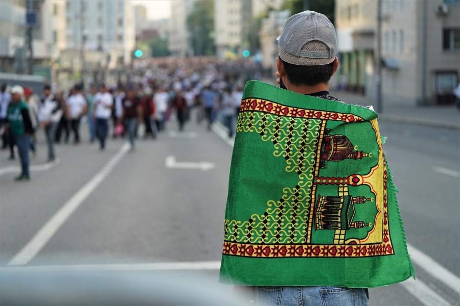 Верующие во время намаза у Московской соборной мечети по случаю праздника Курбан-байрам