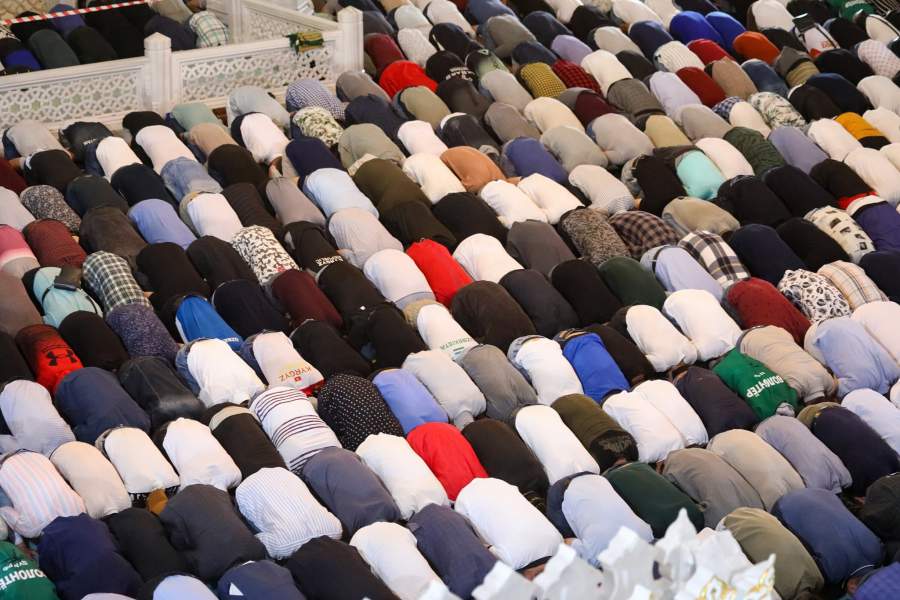 Верующие в Московской Соборной мечети в день праздника жертвоприношения Курбан-байрам