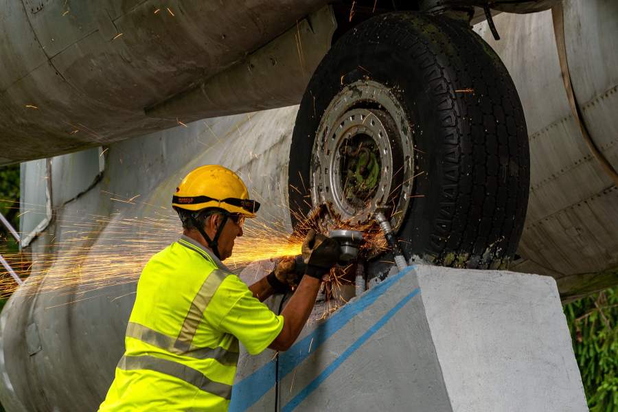 В Риге демонтировали памятник советским летчикам