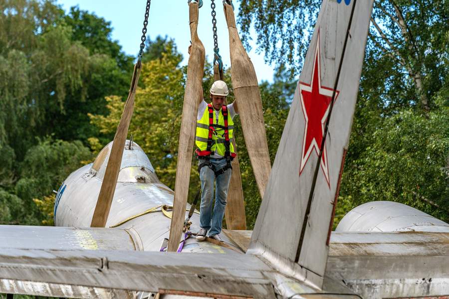 В Риге демонтировали памятник советским летчикам