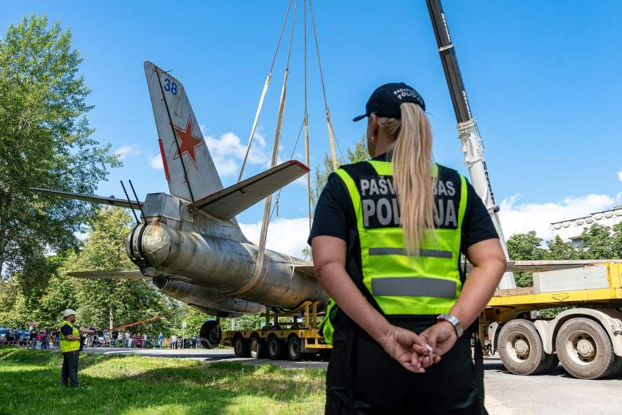 В Риге демонтировали памятник советским летчикам