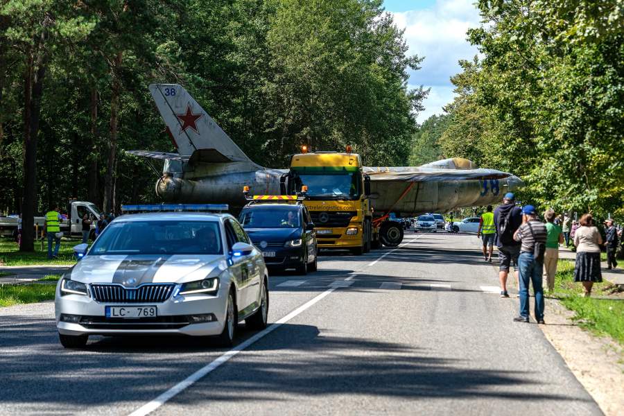 В Риге демонтировали памятник советским летчикам