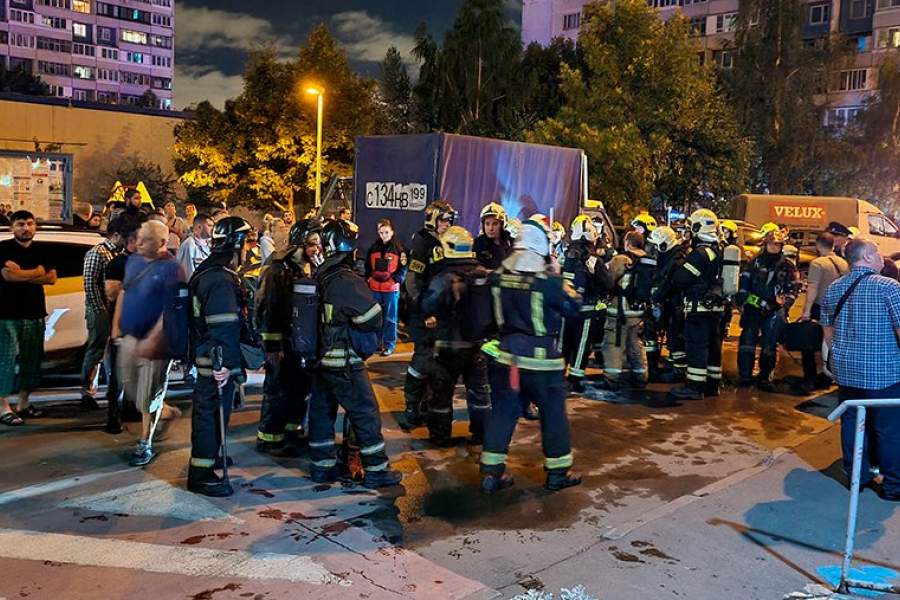 Пожарные на месте возгорания в хостеле на Алма-Атинской улице