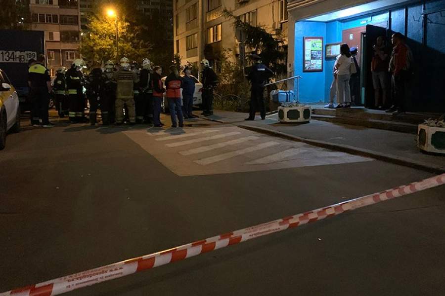 Следственные мероприятия около многоквартирного жилого дома на Алма-Атинской улице, где в хостеле при пожаре погибли не менее 8 человек