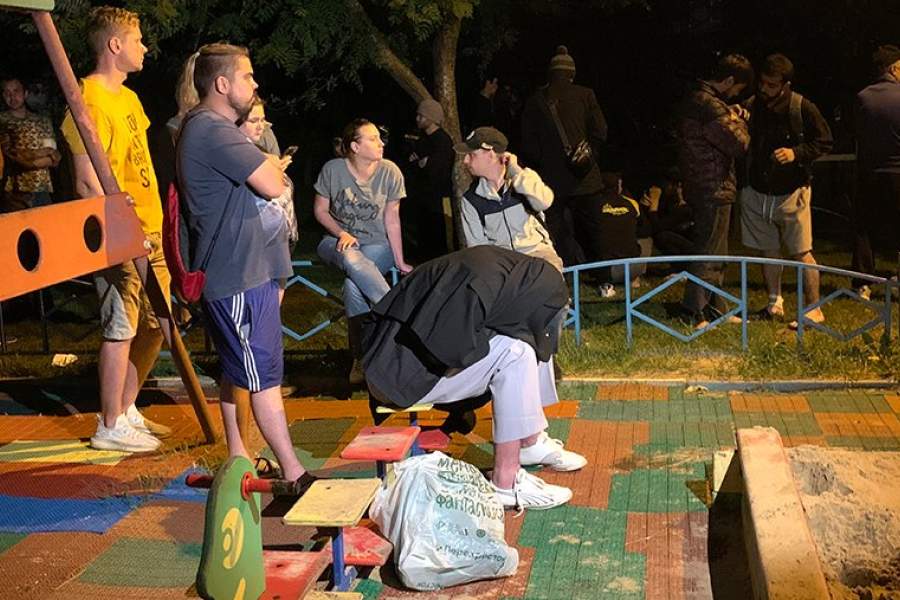 Эвакуированные жители многоквартирного жилого дома на Алма-Атинской улице