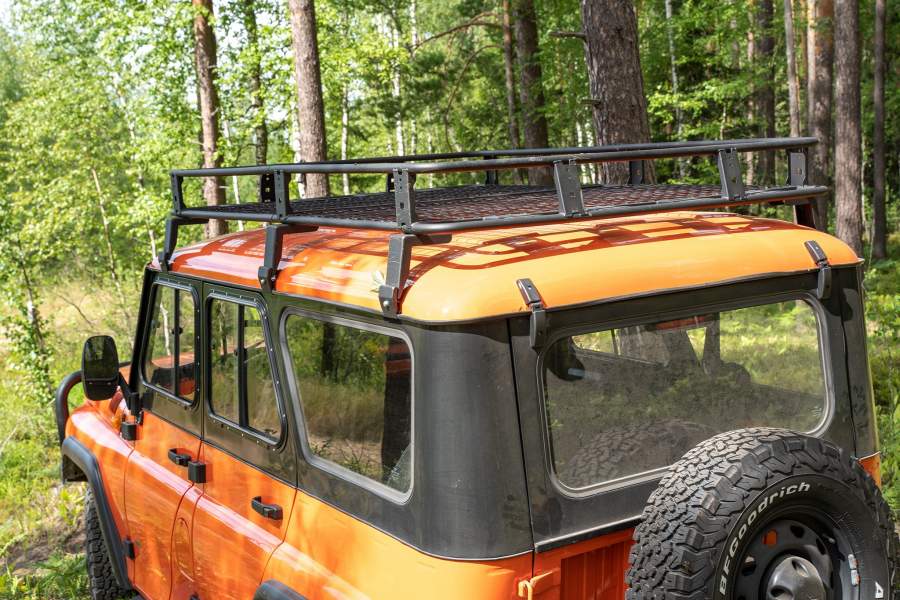 ... и металлический багажник на крыше входят в стандартное оснащение экспедиционной версии «УАЗ Hunter»