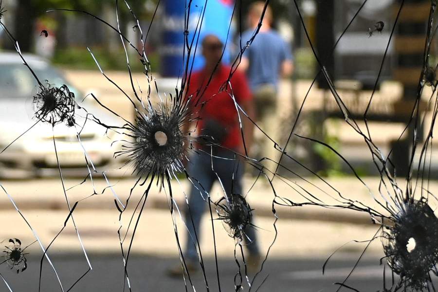 Последствия обстрела центра Донецка