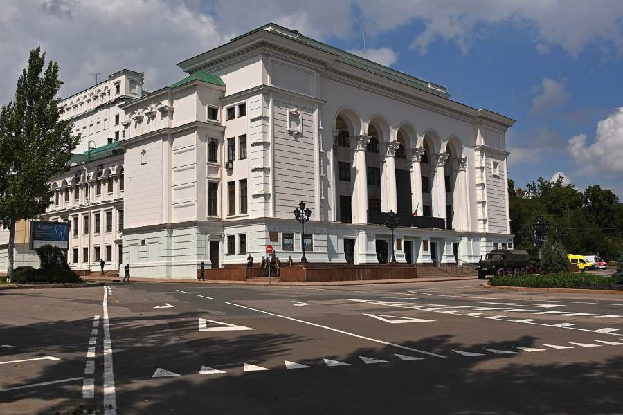 Последствия обстрела центра Донецка