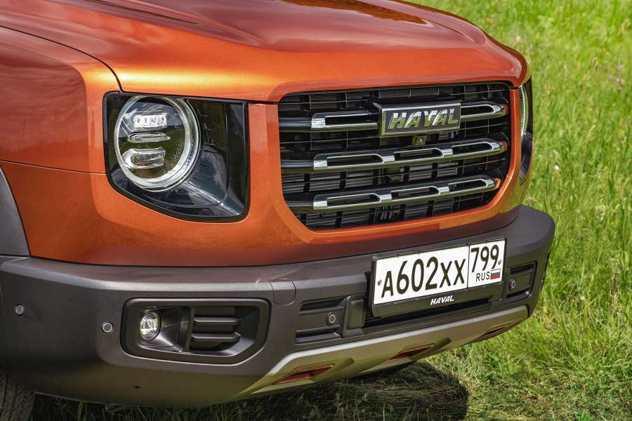 Светодиодные фары и задние парковочные датчики есть уже в базовом оснащении. Передние датчики предлагаются только в топовой комплектации