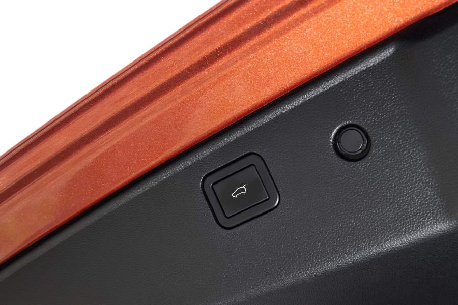 Крышка багажника электрифицирована, ее можно открыть «пинком» под бампер