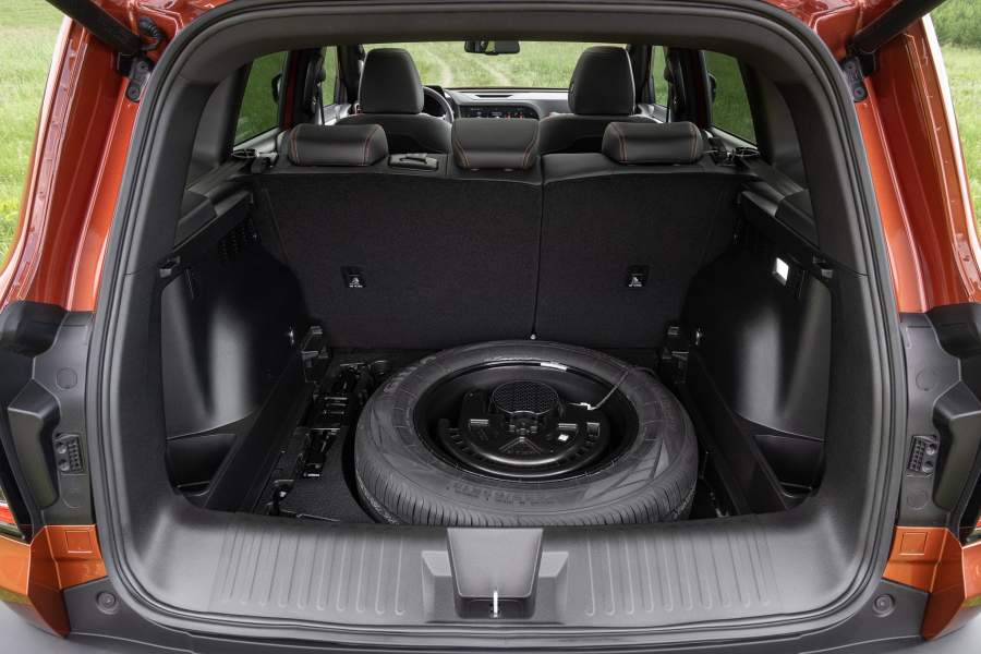 Объем багажника зависит от величины запаски. С докаткой он равен 371 л, с полноразмерным колесом — 333 литра