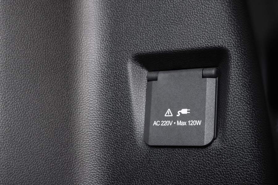 В багажнике есть розетка