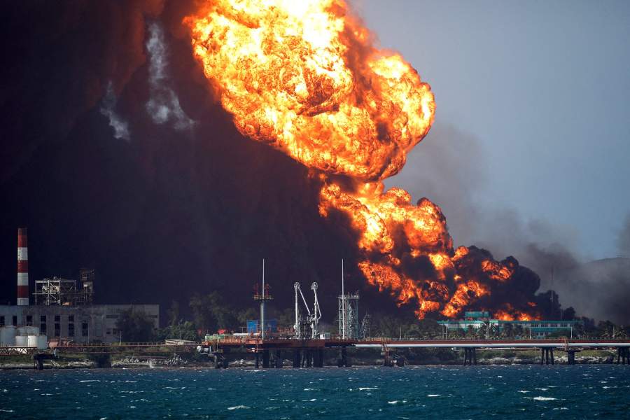 На Кубе продолжает гореть нефтебаза