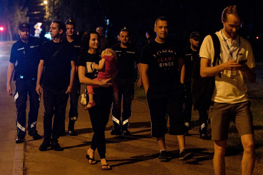 Сотрудники полиции и протестующие против сноса монумента «Освободителям Риги»