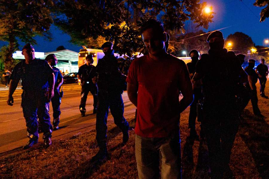 Сотрудники полиции задерживают протестующих против сноса монумента «Освободителям Риги»