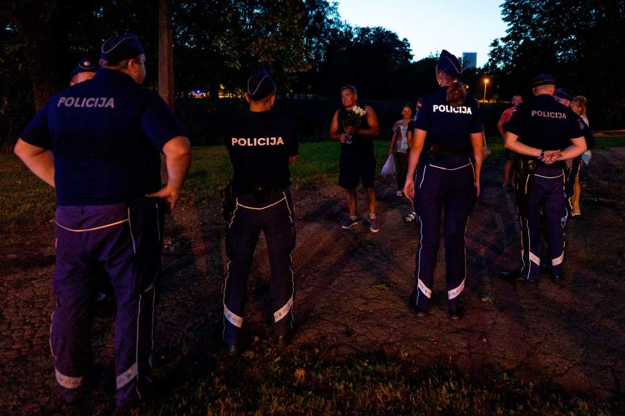 Сотрудники полиции и протестующие против сноса монумента «Освободителям Риги» 