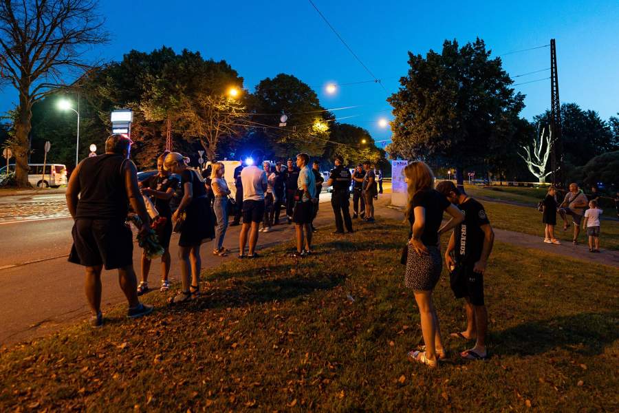 Протестующие против сноса монумента «Освободителям Риги» возле места сноса в Риге