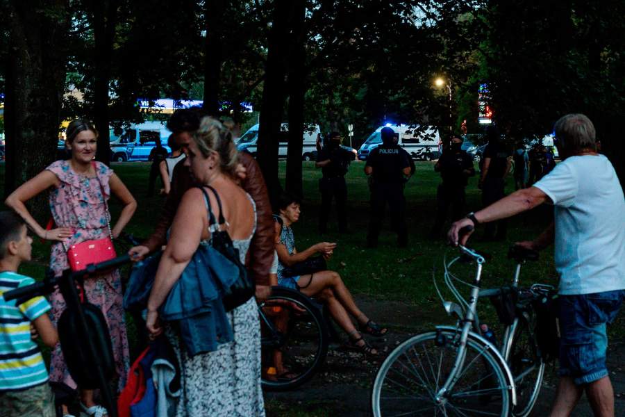 Люди пришедшие к месту демонтажа монумента «Освободителям Риги»