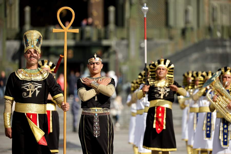 Участники из Египта во время дневного представления XV Международного военно-музыкального фестиваля «Спасская башня» на Соборной площади Главного храма Вооруженных сил РФ