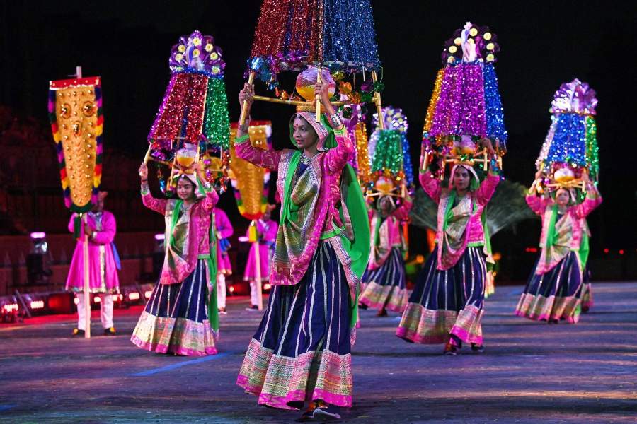 Выступление участников исполнительского художественного коллектива Индии Panghat 