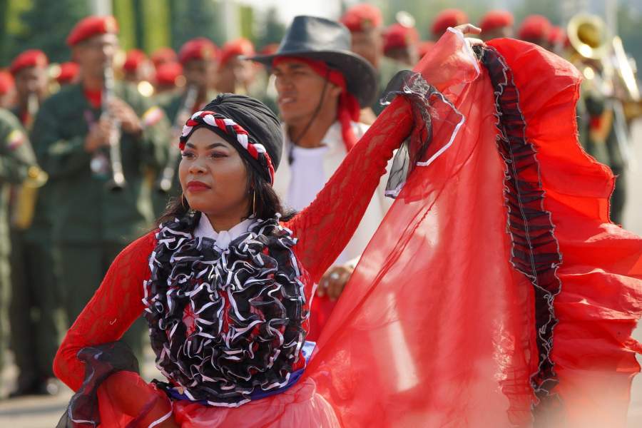 Торжественное шествие участников на центральной аллее ВДНХ