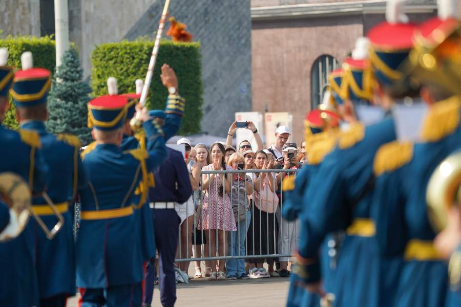 Торжественное шествие участников на центральной аллее ВДНХ