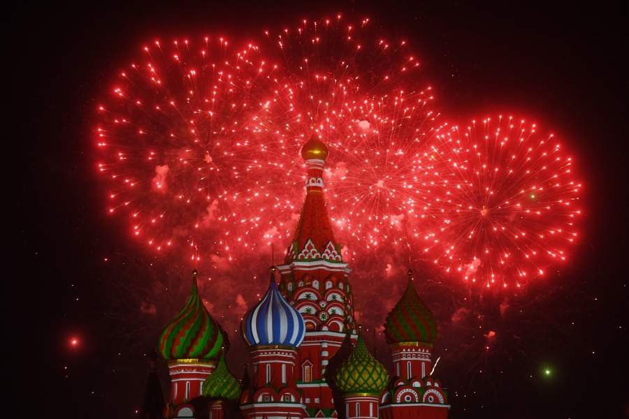 Праздничный салют на церемонии закрытия фестиваля