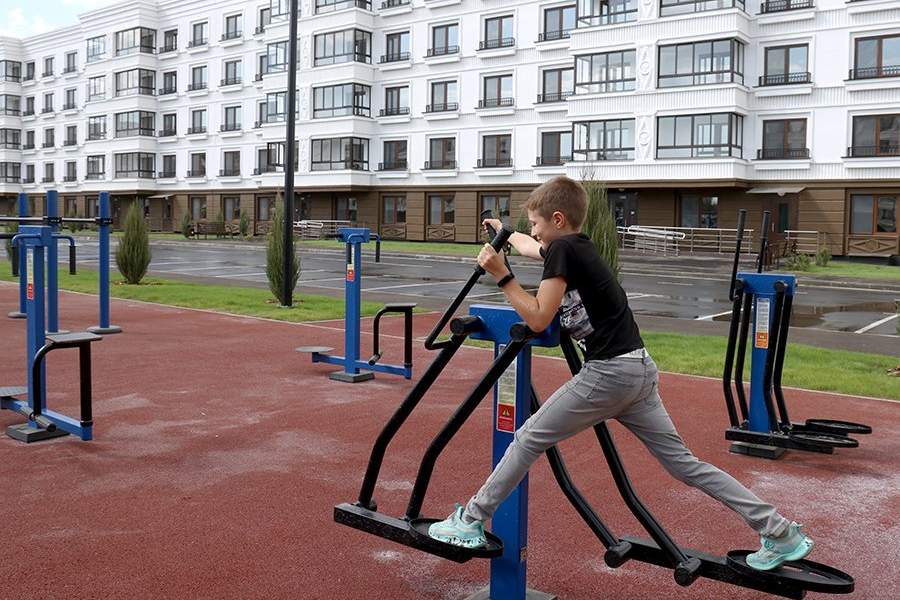 ДНР. Мариуполь. Мальчик на детской площадке в новом квартале на пересечении проспекта Мира и улицы Куприна. Стройку квартала ведет военно-строительный комплекс Минобороны РФ. Возводятся 12 пятиэтажных домов на 1011 квартир. В ответ на обращение руководителей республик Донбасса с просьбой о помощи Вооруженные силы РФ проводят специальную военную операцию на Украине
