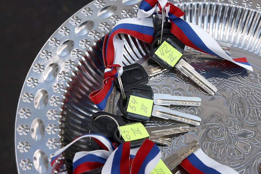 ДНР. Мариуполь. Ключи во время церемонии их вручения первым жильцам дома в новом квартале на пересечении проспекта Мира и улицы Куприна. Стройку квартала ведет военно-строительный комплекс Минобороны РФ. Возводятся 12 пятиэтажных домов на 1011 квартир. В ответ на обращение руководителей республик Донбасса с просьбой о помощи Вооруженные силы РФ проводят специальную военную операцию на Украине