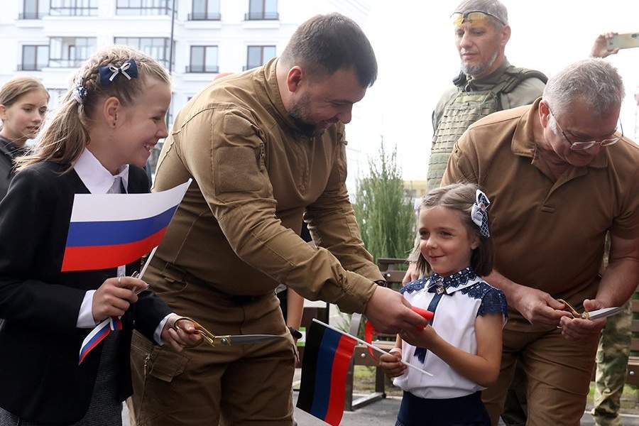 ДНР. Мариуполь. Глава ДНР Денис Пушилин (в центре) и мэр Мариуполя Константин Иващенко (справа) во время церемонии вручения ключей первым жильцам дома в новом квартале на пересечении проспекта Мира и улицы Куприна. Стройку квартала ведет военно-строительный комплекс Минобороны РФ. Возводятся 12 пятиэтажных домов на 1011 квартир. В ответ на обращение руководителей республик Донбасса с просьбой о помощи Вооруженные силы РФ проводят специальную военную операцию на Украине