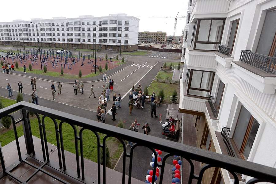 ДНР. Мариуполь. Люди на церемонии вручения ключей первым жильцам дома в новом квартале на пересечении проспекта Мира и улицы Куприна. Стройку квартала ведет военно-строительный комплекс Минобороны РФ. Возводятся 12 пятиэтажных домов на 1011 квартир. В ответ на обращение руководителей республик Донбасса с просьбой о помощи Вооруженные силы РФ проводят специальную военную операцию на Украине