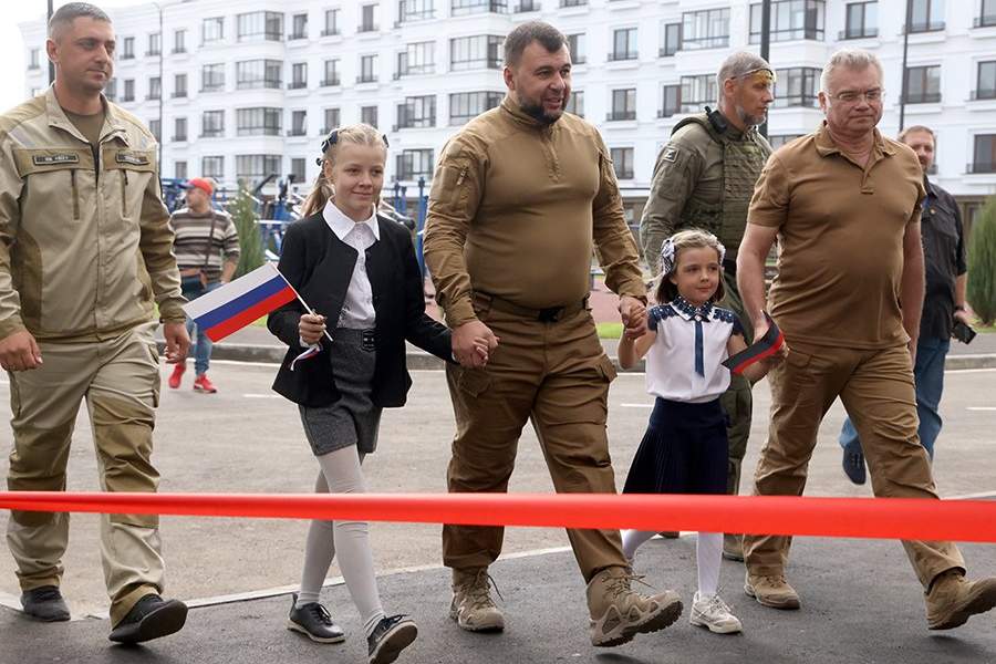 Мариуполь. Глава ДНР Денис Пушилин (в центре) и мэр Мариуполя Константин Иващенко (справа) во время церемонии вручения ключей первым жильцам дома в новом квартале на пересечении проспекта Мира и улицы Куприна. Стройку квартала ведет военно-строительный комплекс Минобороны РФ. Возводятся 12 пятиэтажных домов на 1011 квартир. В ответ на обращение руководителей республик Донбасса с просьбой о помощи Вооруженные силы РФ проводят специальную военную операцию на Украине