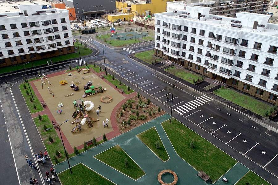 ДНР. Мариуполь. Вид на дома в новом квартале на пересечении проспекта Мира и улицы Куприна. Стройку ведет военно-строительный комплекс Минобороны РФ. Возводятся 12 пятиэтажных домов на 1011 квартир. В ответ на обращение руководителей республик Донбасса с просьбой о помощи Вооруженные силы РФ проводят специальную военную операцию на Украине