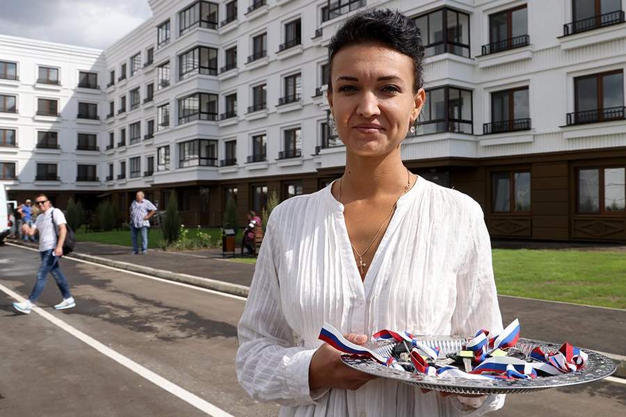 ДНР. Мариуполь. Женщина во время церемонии вручения ключей первым жильцам дома в новом квартале на пересечении проспекта Мира и улицы Куприна. Стройку квартала ведет военно-строительный комплекс Минобороны РФ. Возводятся 12 пятиэтажных домов на 1011 квартир. В ответ на обращение руководителей республик Донбасса с просьбой о помощи Вооруженные силы РФ проводят специальную военную операцию на Украине