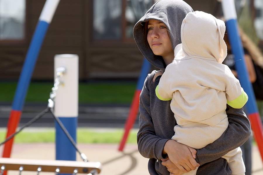 ДНР. Мариуполь. Первые жильцы дома в новом квартале на пересечении проспекта Мира и улицы Куприна. Стройку квартала ведет военно-строительный комплекс Минобороны РФ. Возводятся 12 пятиэтажных домов на 1011 квартир. В ответ на обращение руководителей республик Донбасса с просьбой о помощи Вооруженные силы РФ проводят специальную военную операцию на Украине