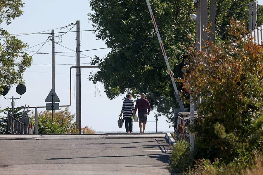 ДНР. Мариуполь. Местные жители на одной из улиц города