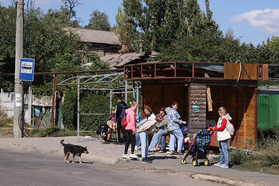 ДНР. Мариуполь. Местные жители на автобусной остановке на одной из улиц города