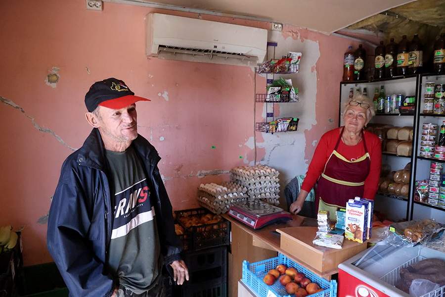 ДНР. Мариуполь. Местный житель в продуктовом магазине на одной из улиц города