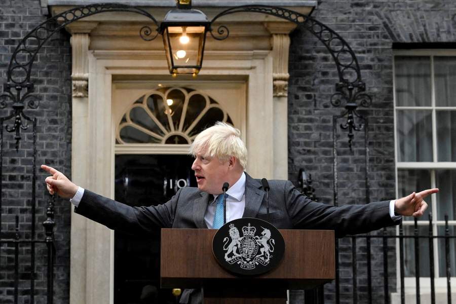 Бывший премьер-министр Великобритании Борис Джонсон произносит прощальную речь у резиденции Даунинг-стрит, 10, в Лондоне