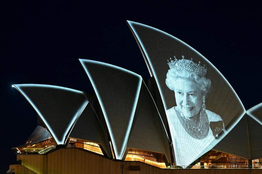 Изображение британской королевы Елизаветы на парусах Сиднейского оперного театра. Королева Великобритании скончалась на 97-м году жизни