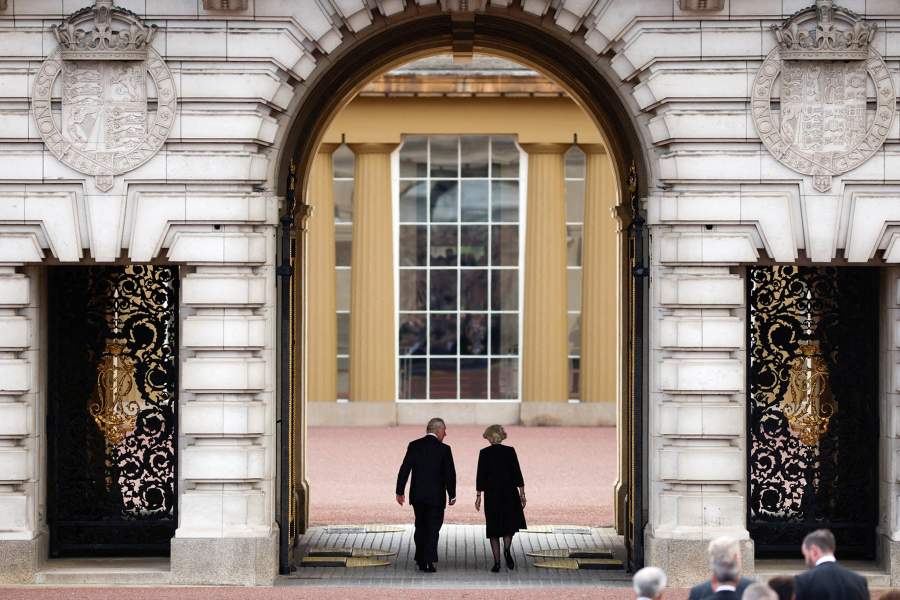 Король Великобритании Карл III и королева Камилла входят в Букингемский дворец