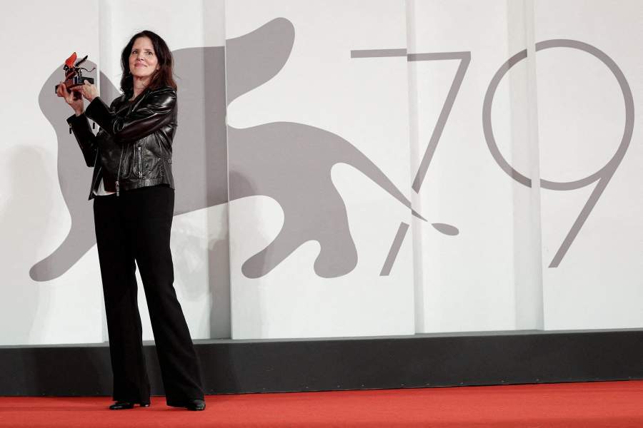 Режиссер Лаура Пойтрас позирует с премией «Золотой лев» за лучший фильм на Венецианском кинофестивале