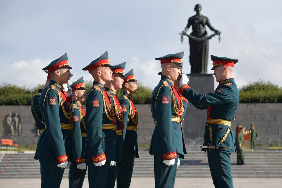 Военнослужащие почетного караула перед церемонией возложения цветов к монументу «Мать-Родина» на Пискаревском мемориальном кладбище в День памяти жертв блокады Ленинграда