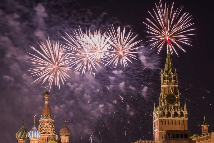 Праздничный салют в честь Дня города на Красной площади