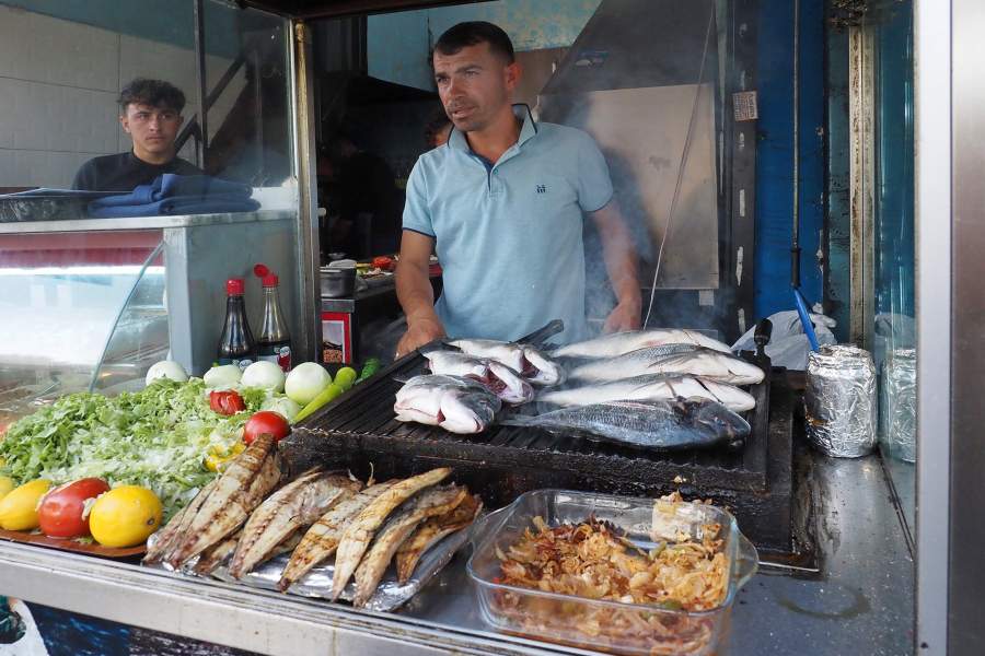 Откуда берется рыба в прибрежных ресторанах