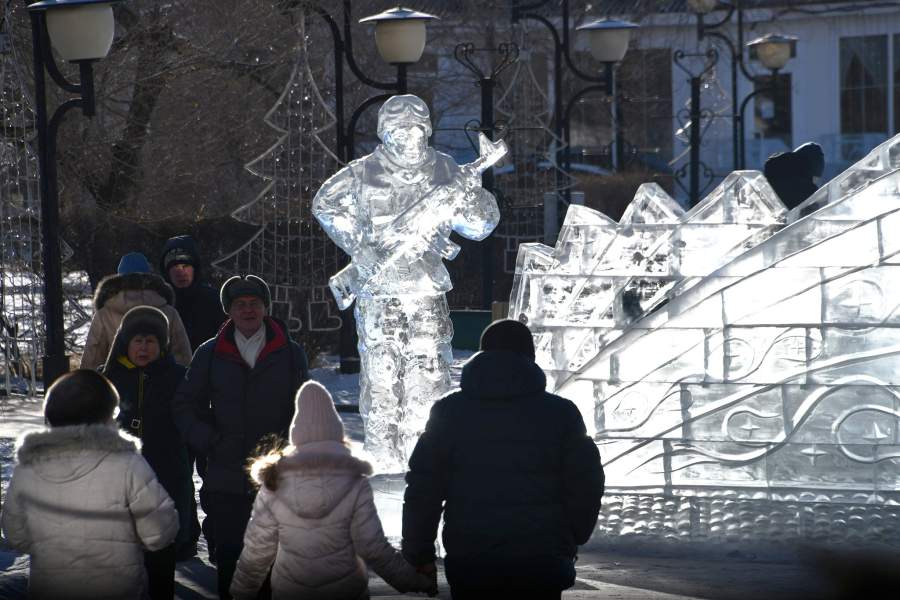 Ледяная скульптура воина на площади Ленина в Чите